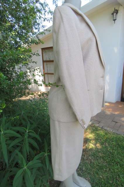 Best Quality 2 piece 'Carducci' skirt suit in size 37/13. Fully lined. With original belt.