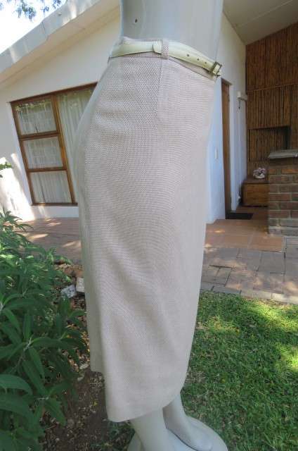 Best Quality 2 piece 'Carducci' skirt suit in size 37/13. Fully lined. With original belt.