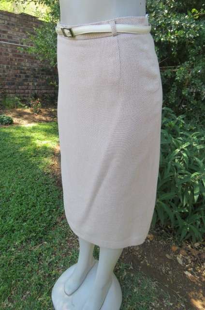 Best Quality 2 piece 'Carducci' skirt suit in size 37/13. Fully lined. With original belt.