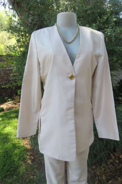 Amazing 2 piece pant suit by 'Esseence' in pear colour size 34/10. High waist pants with skinny legs