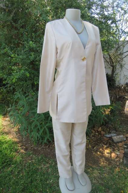 Amazing 2 piece pant suit by 'Esseence' in pear colour size 34/10. High waist pants with skinny legs