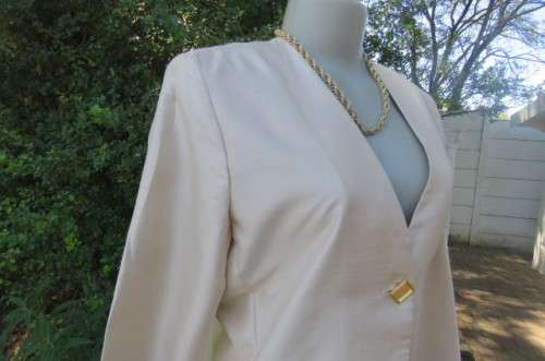 Amazing 2 piece pant suit by 'Esseence' in pear colour size 34/10. High waist pants with skinny legs