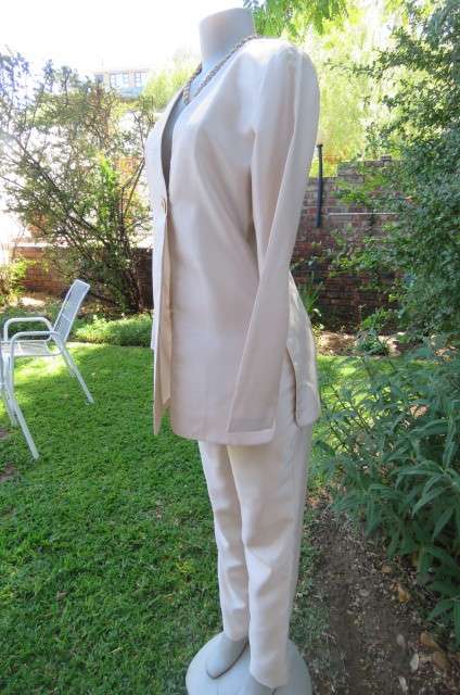 Amazing 2 piece pant suit by 'Esseence' in pear colour size 34/10. High waist pants with skinny legs