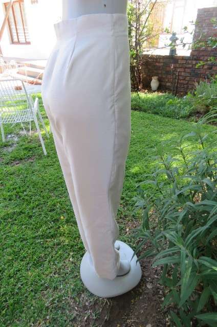 Amazing 2 piece pant suit by 'Esseence' in pear colour size 34/10. High waist pants with skinny legs