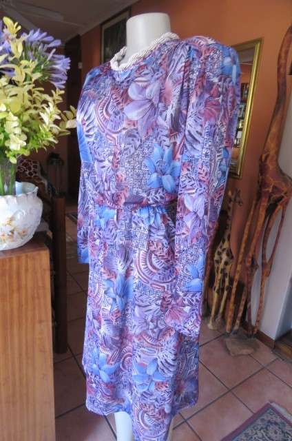 Cool long sleeve vintage dress in nylon/polyester blend size 46/22 90's dress.