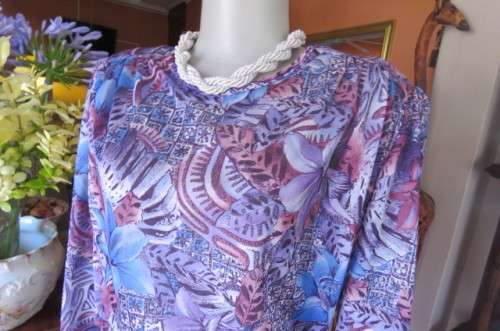 Cool long sleeve vintage dress in nylon/polyester blend size 46/22 90's dress.