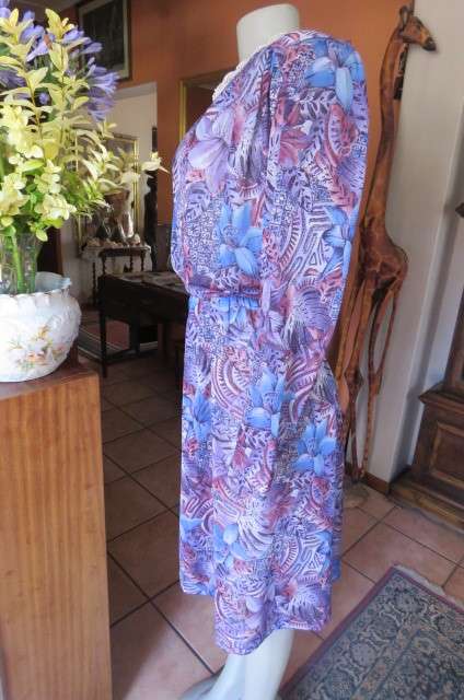 Cool long sleeve vintage dress in nylon/polyester blend size 46/22 90's dress.