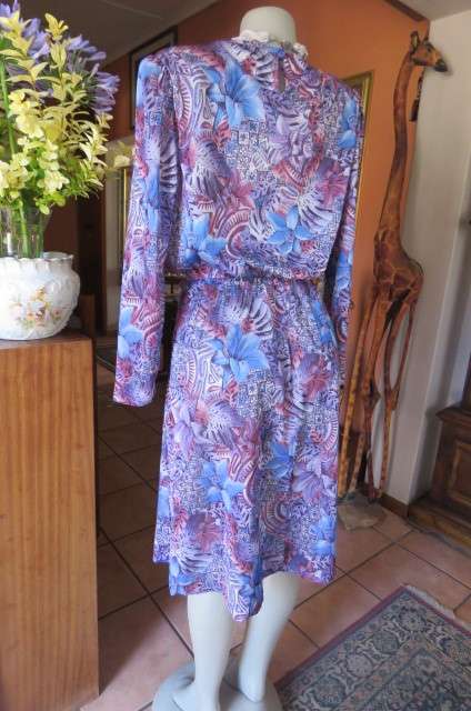 Cool long sleeve vintage dress in nylon/polyester blend size 46/22 90's dress.