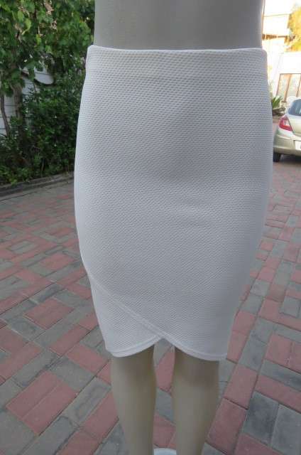 Bodycon skirt in off-white stretch polyester with honeycomb pattern size 32/8 by `Massumi`.As new