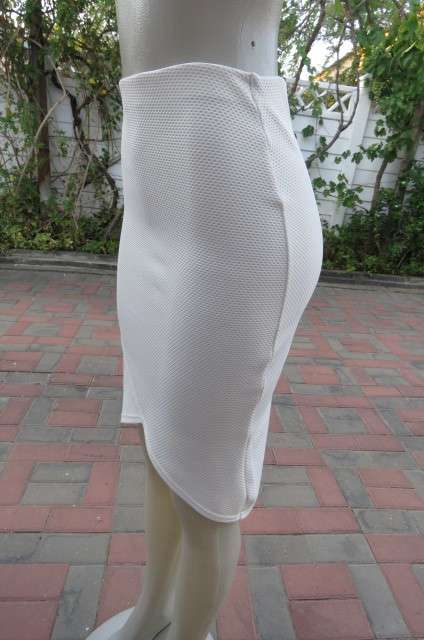 Bodycon skirt in off-white stretch polyester with honeycomb pattern size 32/8 by `Massumi`.As new