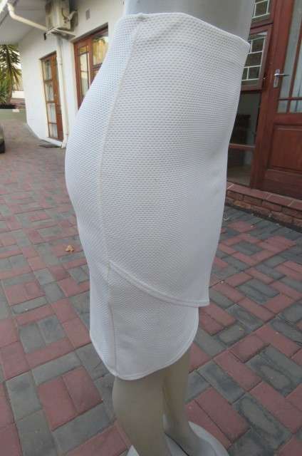 Bodycon skirt in off-white stretch polyester with honeycomb pattern size 32/8 by `Massumi`.As new