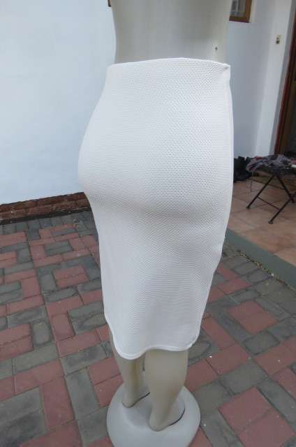 Bodycon skirt in off-white stretch polyester with honeycomb pattern size 32/8 by `Massumi`.As new