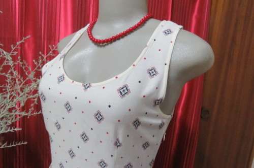 Sweet cream summer sleeveless dress in size 30/6 in 100% viscose. Scooped neckline