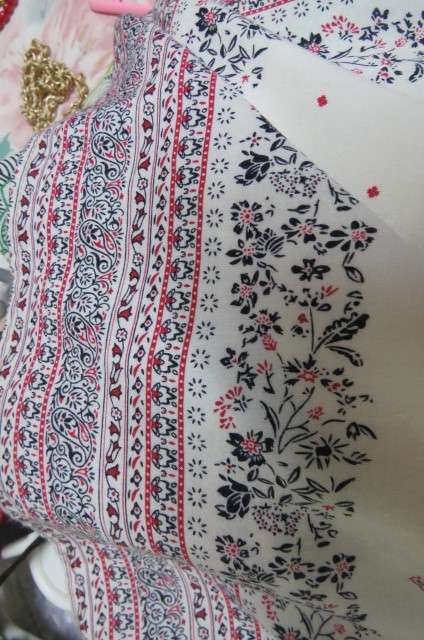 Sweet cream summer sleeveless dress in size 30/6 in 100% viscose. Scooped neckline