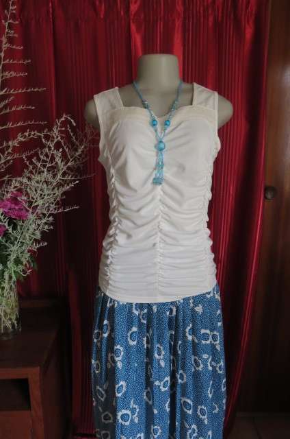 Femininei white top with square sequined neckline. Sleeveless size 36/12.In polyester/nylon.As new