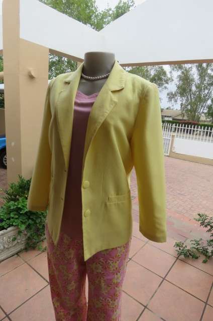 Smart or casual wear! Pretty in yellow. Fully lined long sleeve jacket in size 31/7