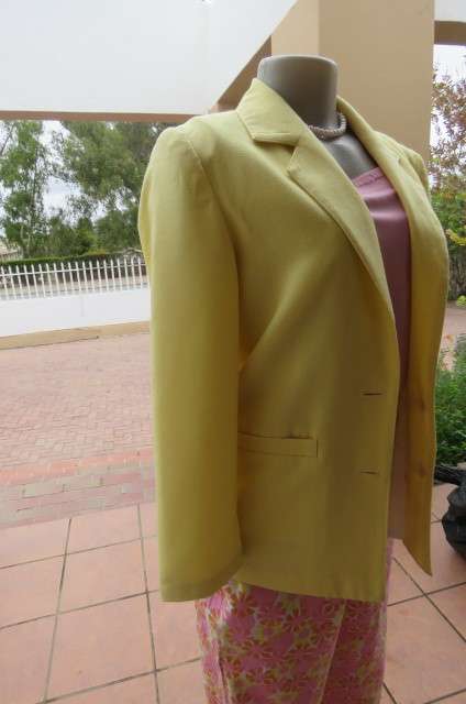 Smart or casual wear! Pretty in yellow. Fully lined long sleeve jacket in size 31/7