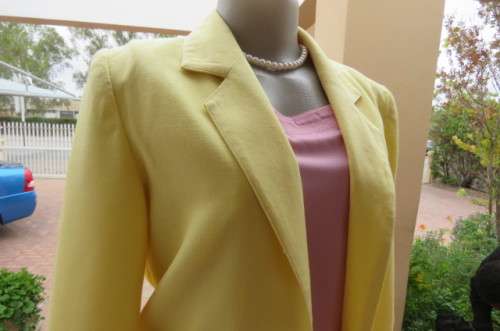Smart or casual wear! Pretty in yellow. Fully lined long sleeve jacket in size 31/7