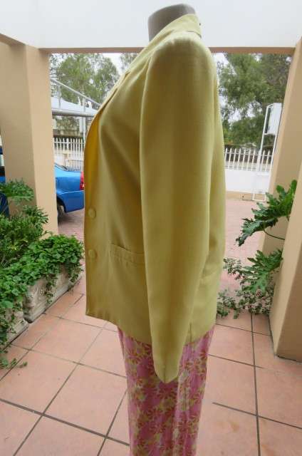 Smart or casual wear! Pretty in yellow. Fully lined long sleeve jacket in size 31/7