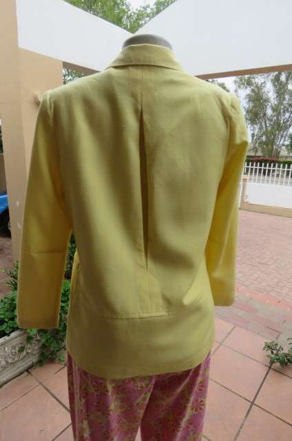 Smart or casual wear! Pretty in yellow. Fully lined long sleeve jacket in size 31/7