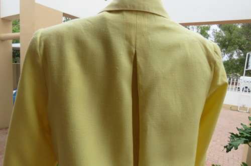 Smart or casual wear! Pretty in yellow. Fully lined long sleeve jacket in size 31/7