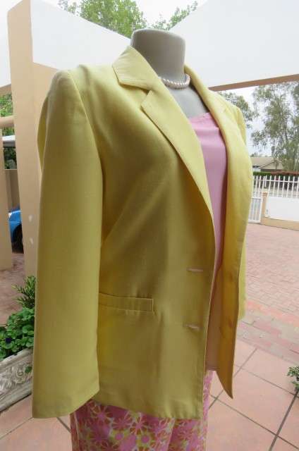Smart or casual wear! Pretty in yellow. Fully lined long sleeve jacket in size 31/7