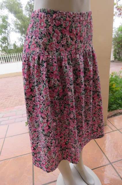 Cool pink floral skirt with yoke and gathering in size 42/18. Made by owner.