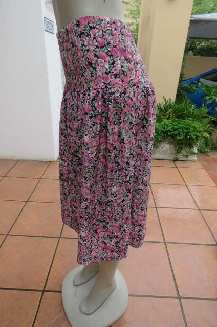 Cool pink floral skirt with yoke and gathering in size 42/18. Made by owner.