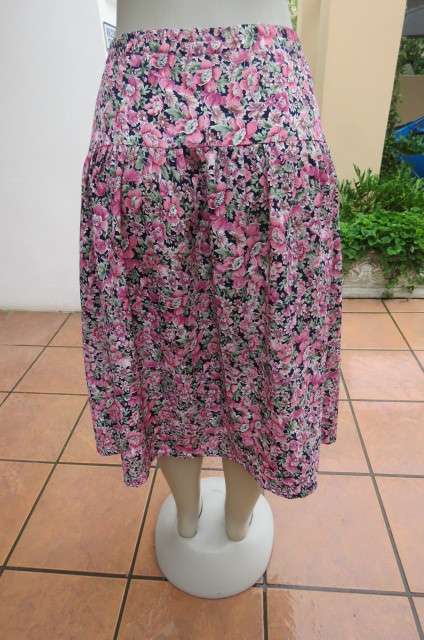 Cool pink floral skirt with yoke and gathering in size 42/18. Made by owner.