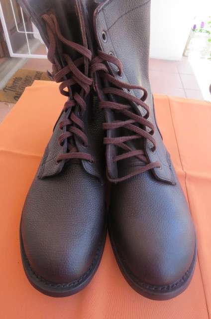 Amazing pair of SADF genuine leather brown army boots by Bagshaw size 10.5 army size 285 W.