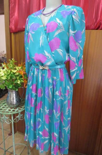 Amazing 'Delswa' vintage dress with permanent pleated skirt size 41/17. Will fit size 40 but loose.