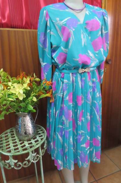 Amazing 'Delswa' vintage dress with permanent pleated skirt size 41/17. Will fit size 40 but loose.