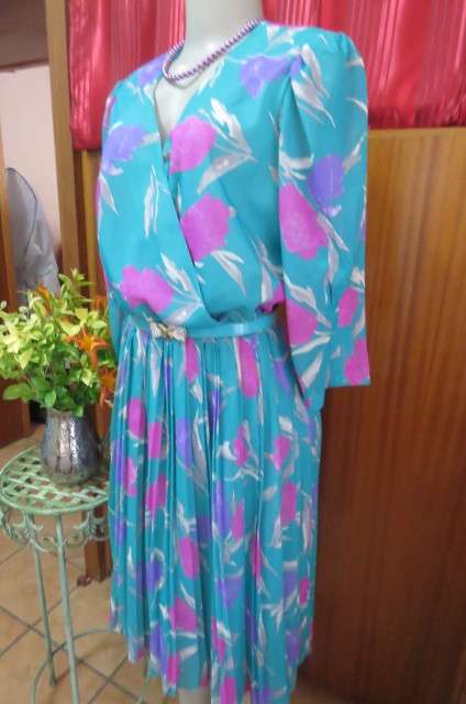 Amazing 'Delswa' vintage dress with permanent pleated skirt size 41/17. Will fit size 40 but loose.