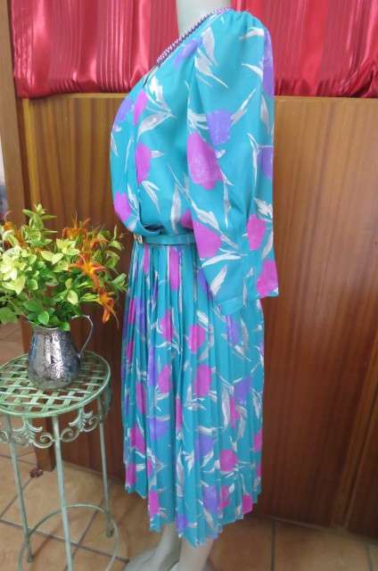 Amazing 'Delswa' vintage dress with permanent pleated skirt size 41/17. Will fit size 40 but loose.