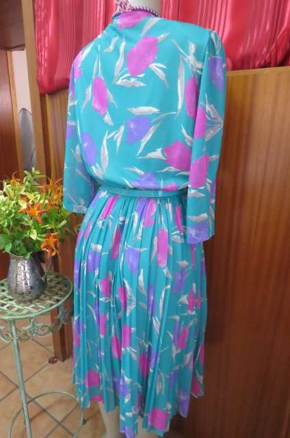 Amazing 'Delswa' vintage dress with permanent pleated skirt size 41/17. Will fit size 40 but loose.