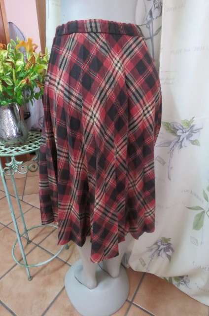 Tartan check vintage skirt with permanent pleats. Elasticated waist size 34/10.