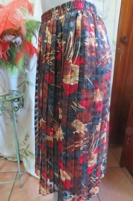 Amazing permanent pleated skirt with small knife pleats in size 42/18. Elasticated waist.