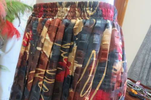 Amazing permanent pleated skirt with small knife pleats in size 42/18. Elasticated waist.