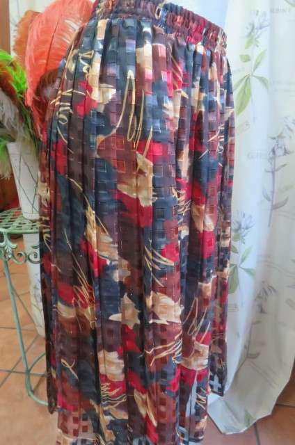 Amazing permanent pleated skirt with small knife pleats in size 42/18. Elasticated waist.