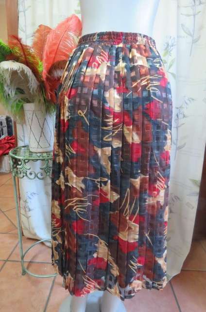 Amazing permanent pleated skirt with small knife pleats in size 42/18. Elasticated waist.