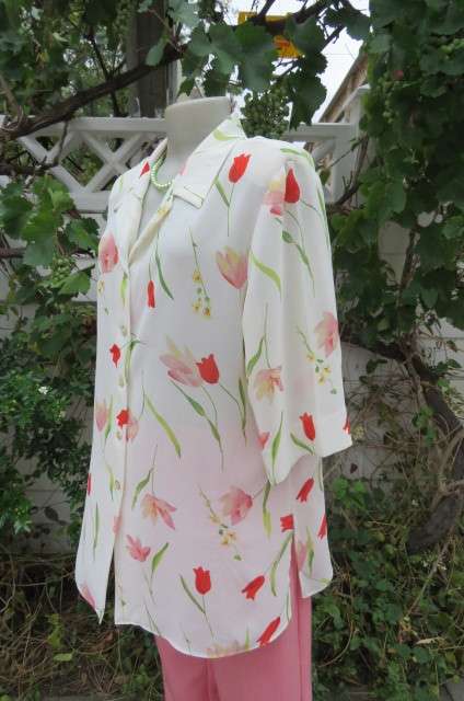 Tastefully patterned cream top size 40/16 with tulips in dark crimson and peach. By 'Penny C'.