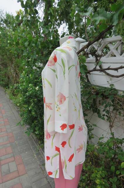 Tastefully patterned cream top size 40/16 with tulips in dark crimson and peach. By 'Penny C'.