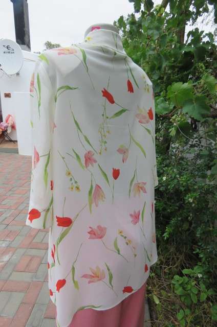 Tastefully patterned cream top size 40/16 with tulips in dark crimson and peach. By 'Penny C'.