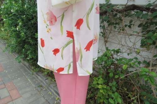 Tastefully patterned cream top size 40/16 with tulips in dark crimson and peach. By 'Penny C'.