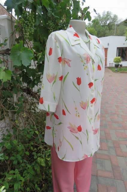 Tastefully patterned cream top size 40/16 with tulips in dark crimson and peach. By 'Penny C'.