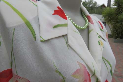 Tastefully patterned cream top size 40/16 with tulips in dark crimson and peach. By 'Penny C'.