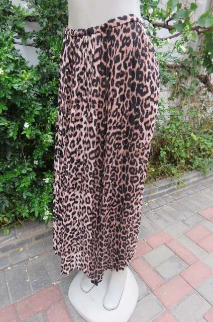 Beautifull pleated animal printed length skirt knife pleated size 38 to 40. 100% polyester fabric.