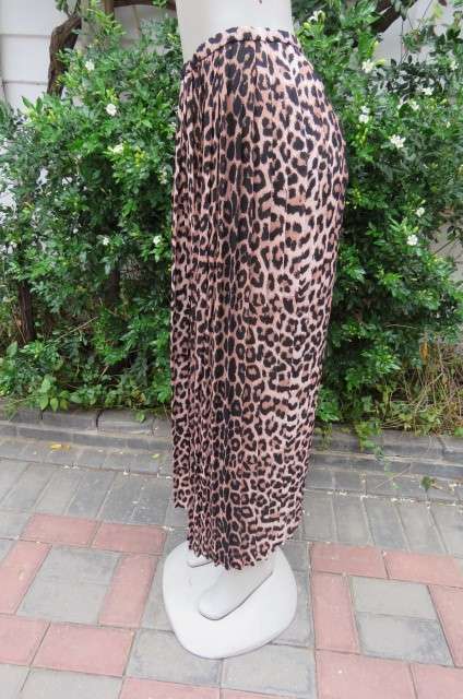 Beautifull pleated animal printed length skirt knife pleated size 38 to 40. 100% polyester fabric.