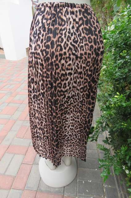Beautifull pleated animal printed length skirt knife pleated size 38 to 40. 100% polyester fabric.