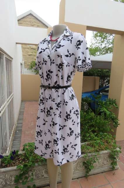 Pretty monochrome shift dress with short sleeves. Partly button down front size 37/13. Open collar.